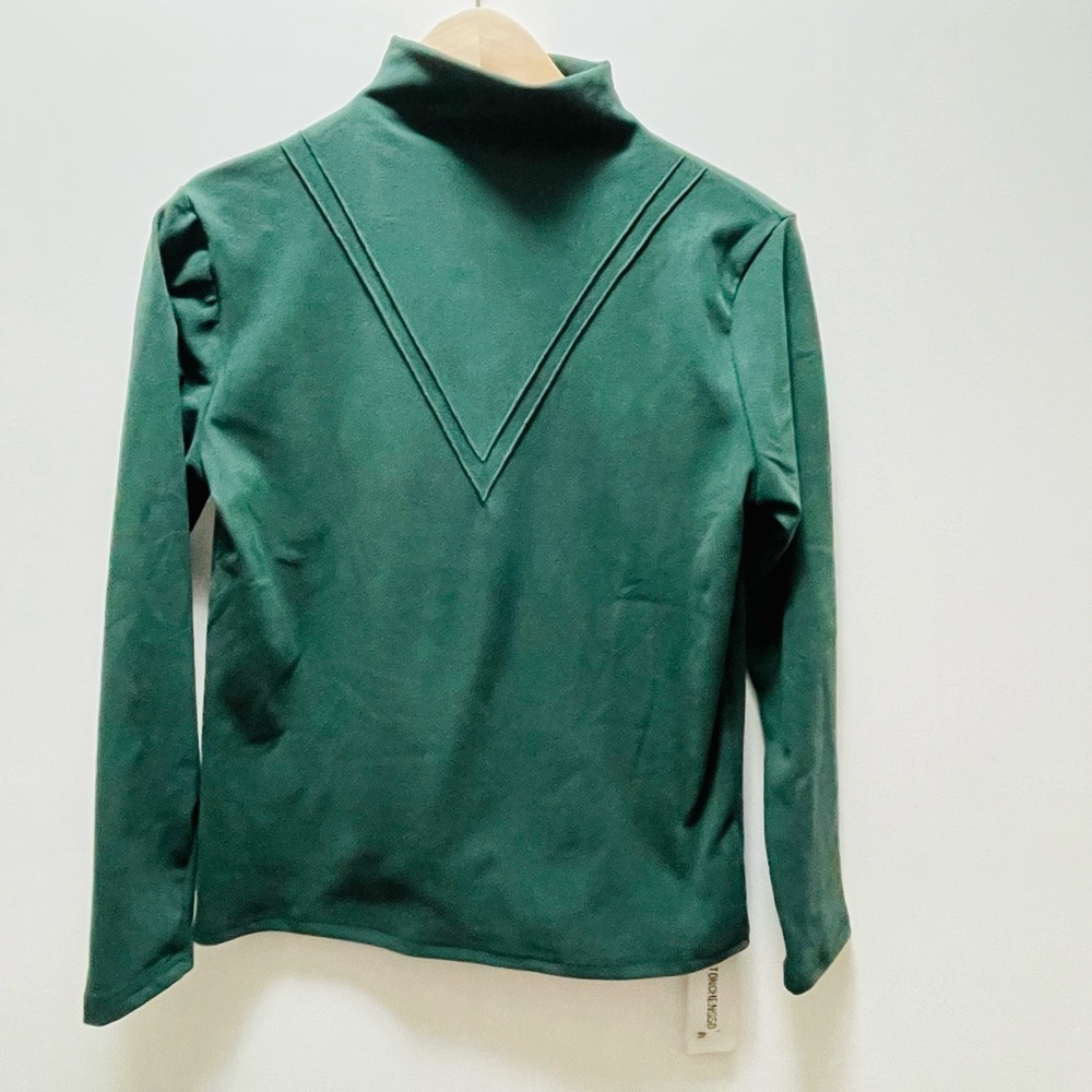 Gorgeous Hunter green v-line detailed turtleneck, in comfy material